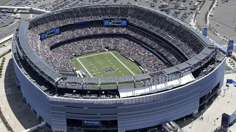 赵豪志在青岛市政府常务会议上担任主持